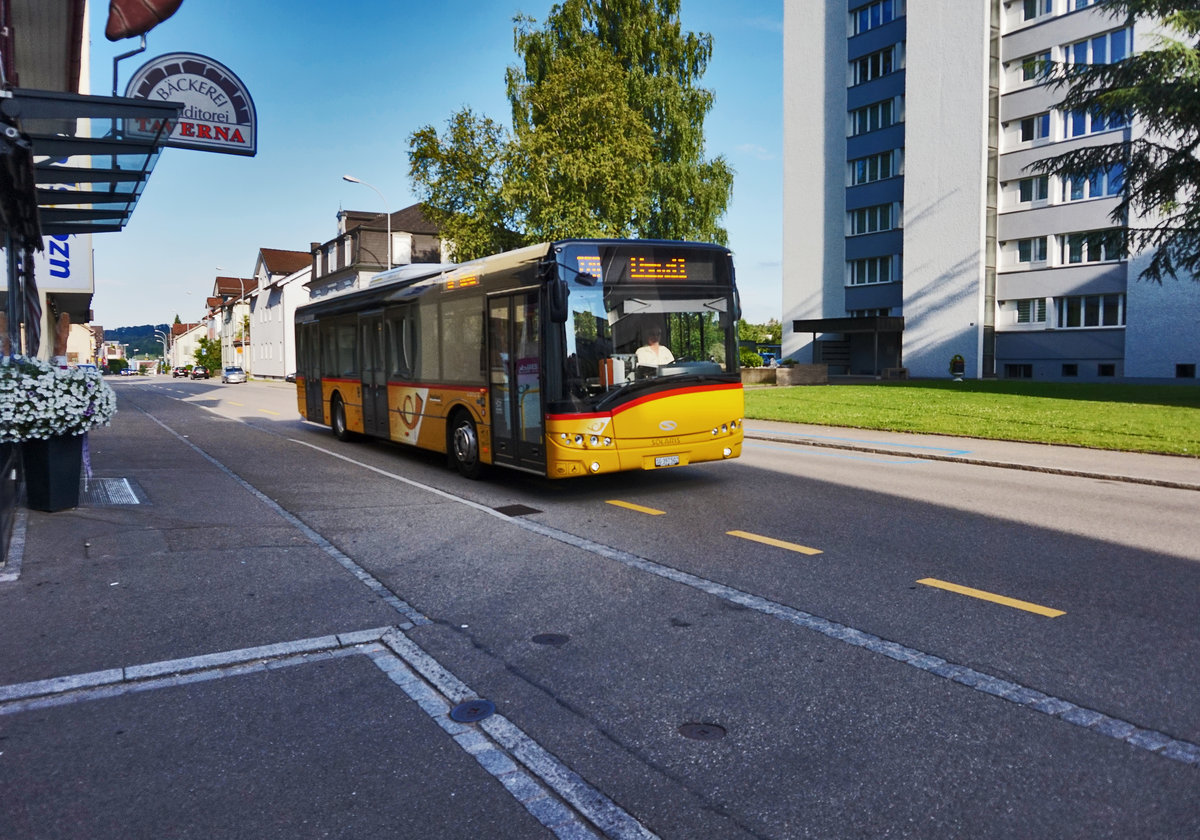 Ein SOLARIS Urbino von PostAuto, unterwegs auf der Linie 80.728, als Kurs 72829 (Niederhelfenschwil, Neudorf - Uzwil, Bahnhof).
Aufgenommen am 18.7.2016, nahe der Haltestelle Niederuzwil, Augarten.
