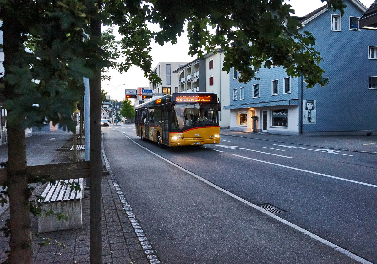 Ein SOLARIS Urbino von PostAuto, unterwegs auf der Linie 80.728, als Kurs 72834 (Uzwil, Bahnhof - Niederhelfenschwil, Neudorf).
Aufgenommen am 18.7.2016, nahe der Haltestelle Niederuzwil, Augarten.