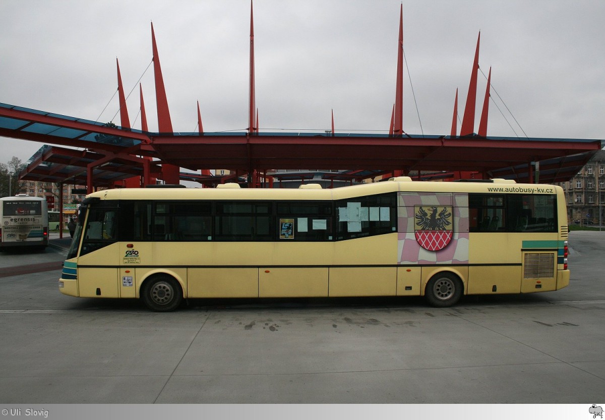 Ein SOR BN 12 von  Autobusy Karlovy Vary  steht am Busbahnhof vor dem Bahnhof Cheb (Eger) am 1. Mai 2013.