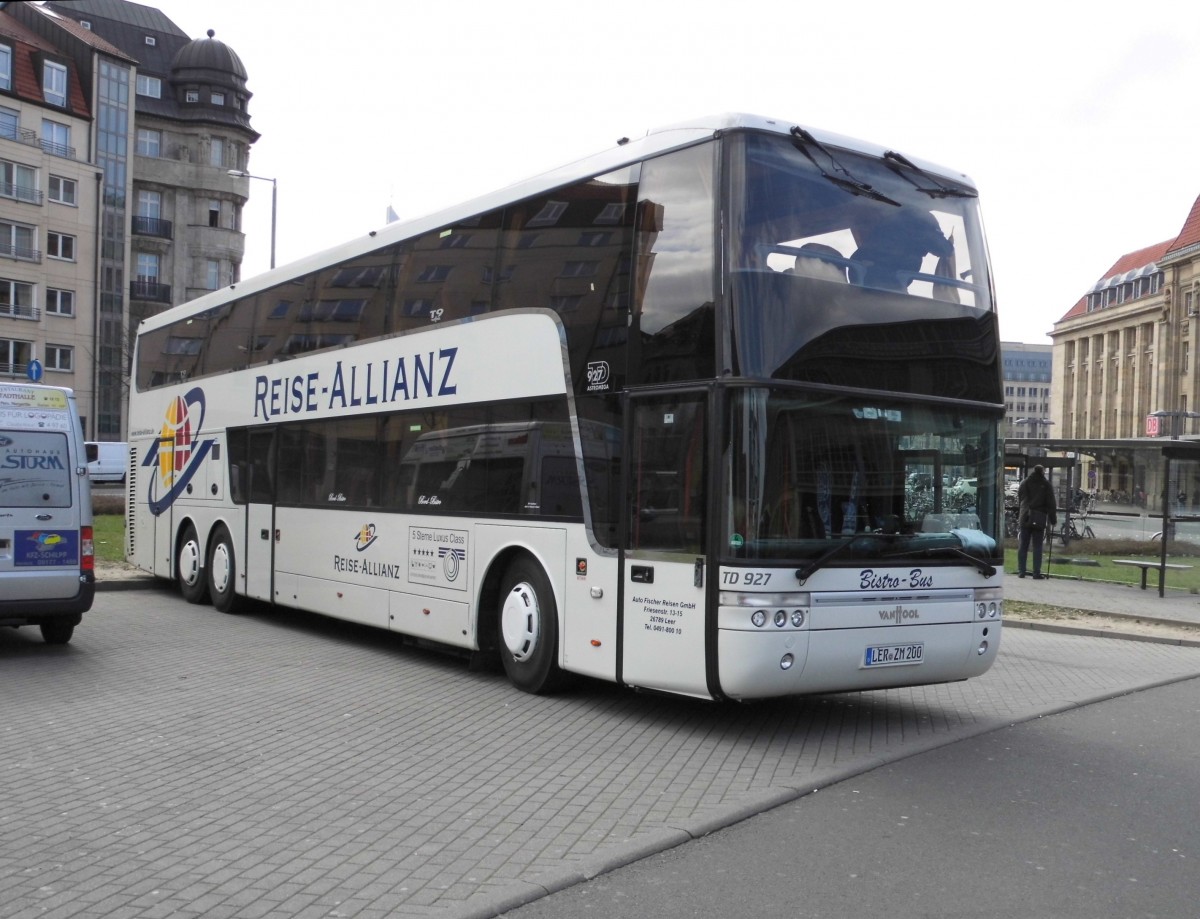 Ein Van Hool TD 927 der Reise-Allianz (Auto Fischer Reisen aus Leer) am Leipziger HBF, 28.3.15
