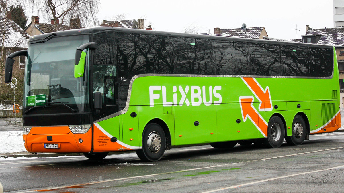 Ein Van Hool TX Acron von Käberich Reisen im Auftrag von Flixbus am Krefelder Hauptbahnhof (Süd) | März 2018