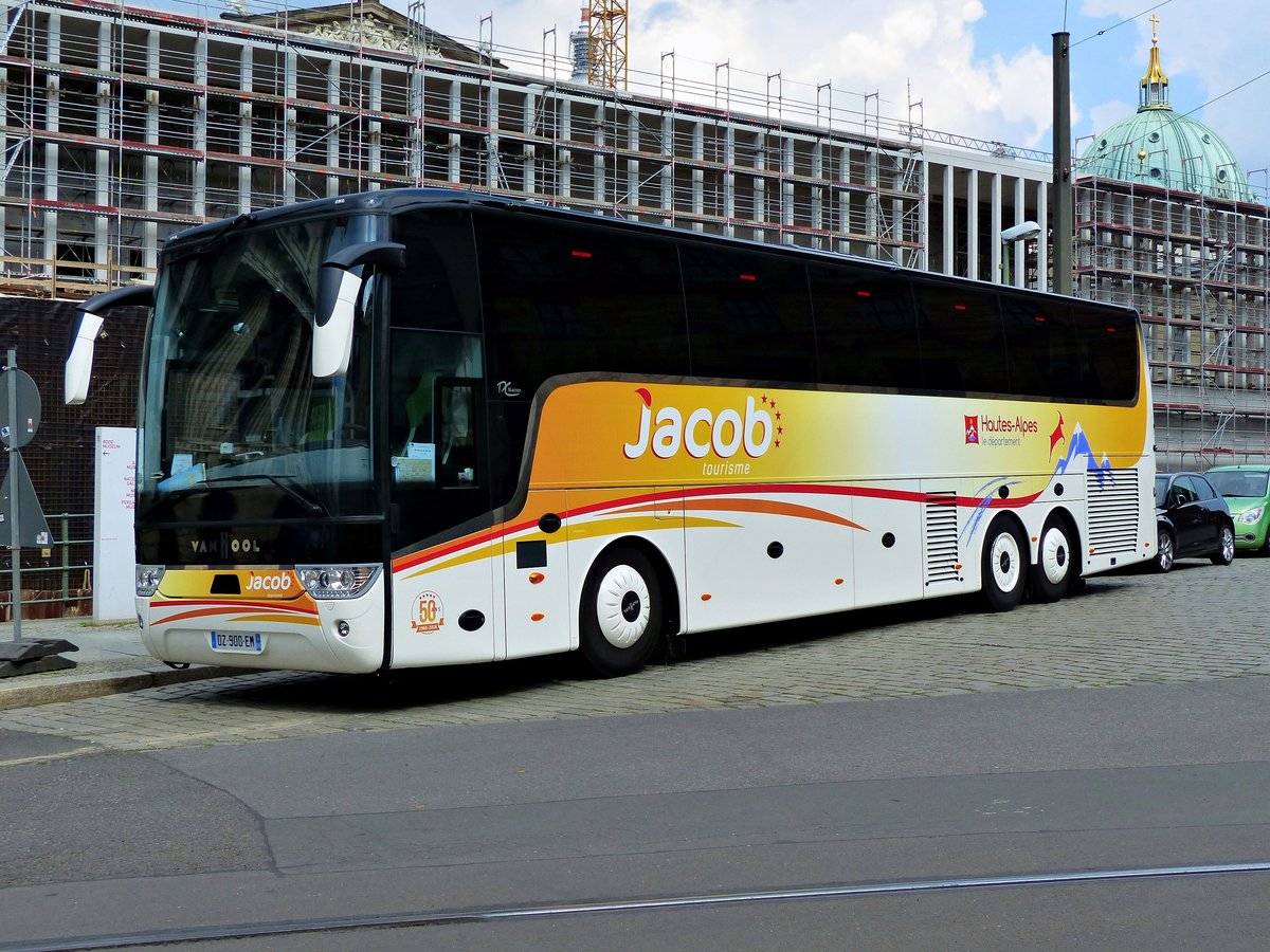 Ein Van Hool TX16 acron von jacob tourisme /F in Berlin im Mai 2016.