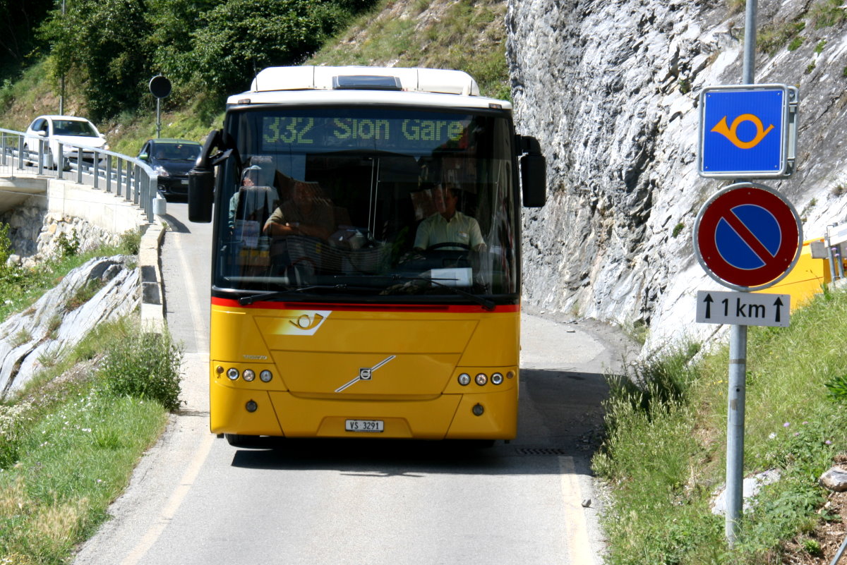 Ein Volvo 8700 Postauto auf der Linie 12.332 Deborence - Aven - Sion am Ende der Bergpoststrasse in Aven; 06.08.2016