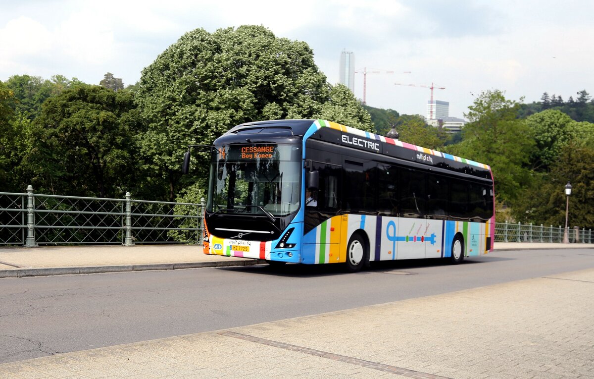 Ein Volvo Elektrobus Multiplicity ist hier am 22.5.2023 auf der Linie 14 in Luxembourg in Höhe der bekannten Kasematten nach Cessange unterwegs.