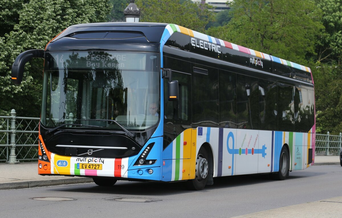 Ein Volvo Elektrobus Multiplicity Wagen 119 ist hier am 22.5.2023 auf der Linie 14 in Luxembourg in Höhe der bekannten Kasematten nach Cessange unterwegs.