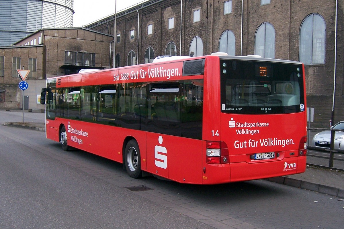 Ein weiterer Solowagen der seit Januar 2014 im Einsatz ist, Wagen 14 der Völklinger Verkehrsbetriebe, ein MAN LC 323 der bereits in rot lackiert angeliefert wurde,  steht am 02.04.2014 in der Schlachthofstr.