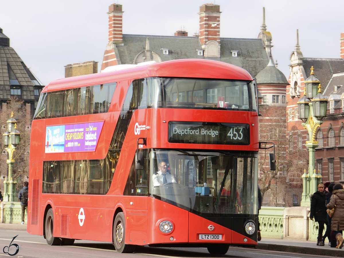 Ein Wright NB4L New Routemaster (LT300) im Februar 2015 in London.
