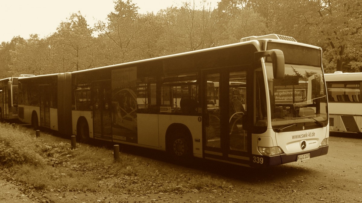 Eine Sepia-Aufnahme eines Mercedes-Benz Citaro G Facelift der Stadtwerke Kaiserslautern (Wagen 339). Der Bus war am 20.09.2013 auf einem Groparkplatz whrend eines Bundesligaspiels abgestellt.