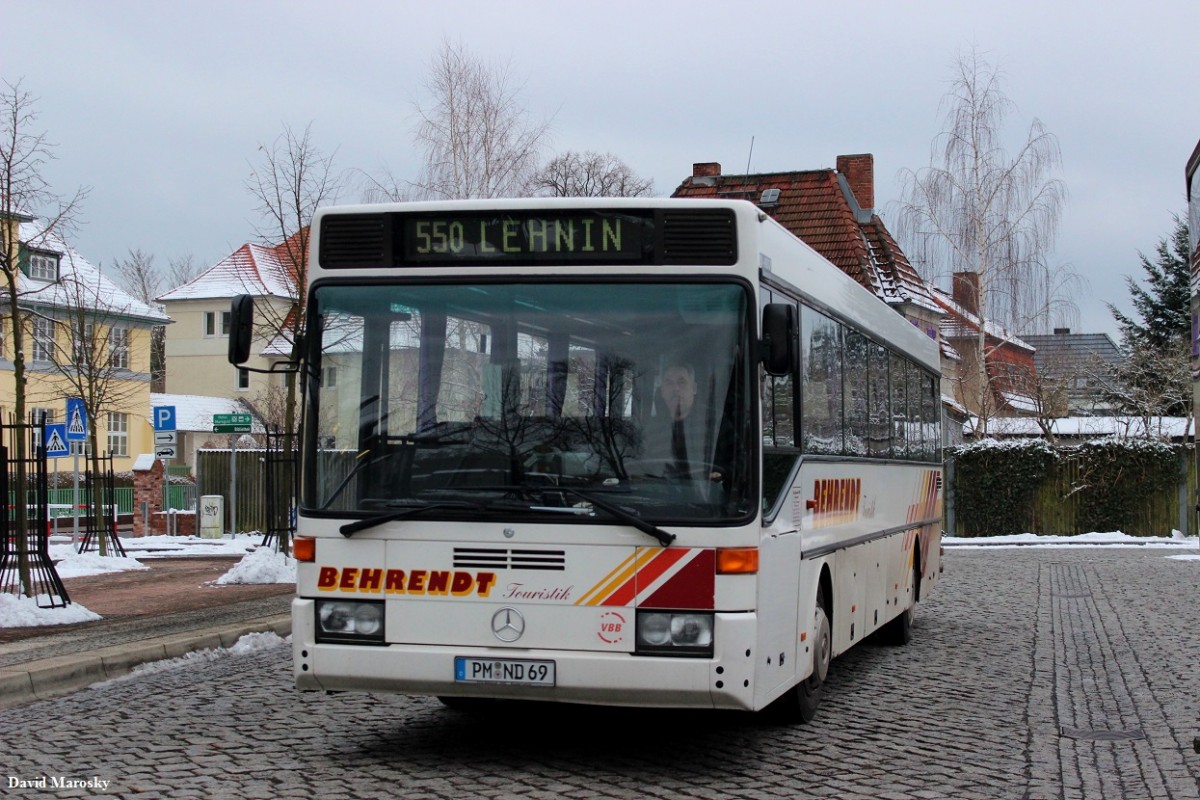 Einer der letzten 2 verbliebenden Mercedes-Benz O407 der Firma Behrendt am Lehniner Busbahnhof. 04.02.2015