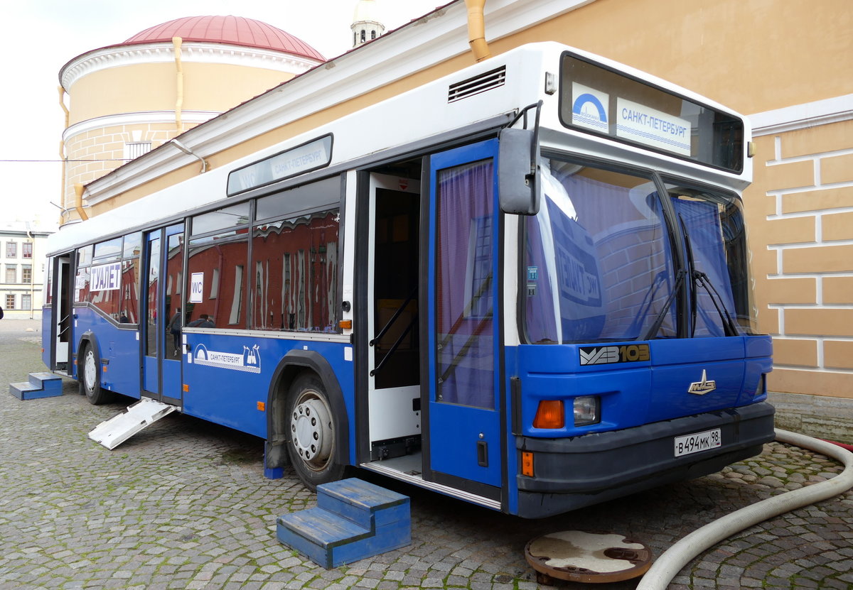 Einer von zweien MAZ -103 Toilettenbusse in St. Petersburg /Peter-und-Paul Festung im August 2017.