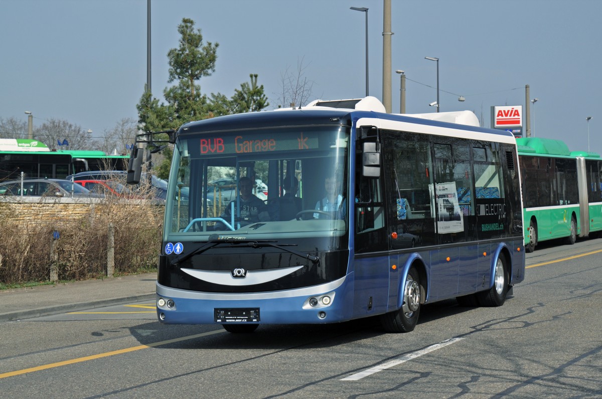 Elektro Testbus SOR EBN 8 wird bei den Basler Verkehrs Betriebe ab dem 1. April 2015 auf den Kleinbuslinien 35 und 45 getestet. Hier geht der Bus auf eine Testfahrt. Die Aufnahme stammt vom 18.03.2015.