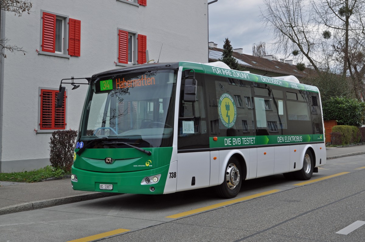 Elektro Testbus SOR EBN 8 wird bei den Basler Verkehrs Betriebe ab dem 1. April 2015 auf den Kleinbuslinien 35 und 45 getestet. Am Sonntag fährt der Elektrobus auf der kleinen Linie 34. Die Aufnahme stammt vom 06.04.2015.