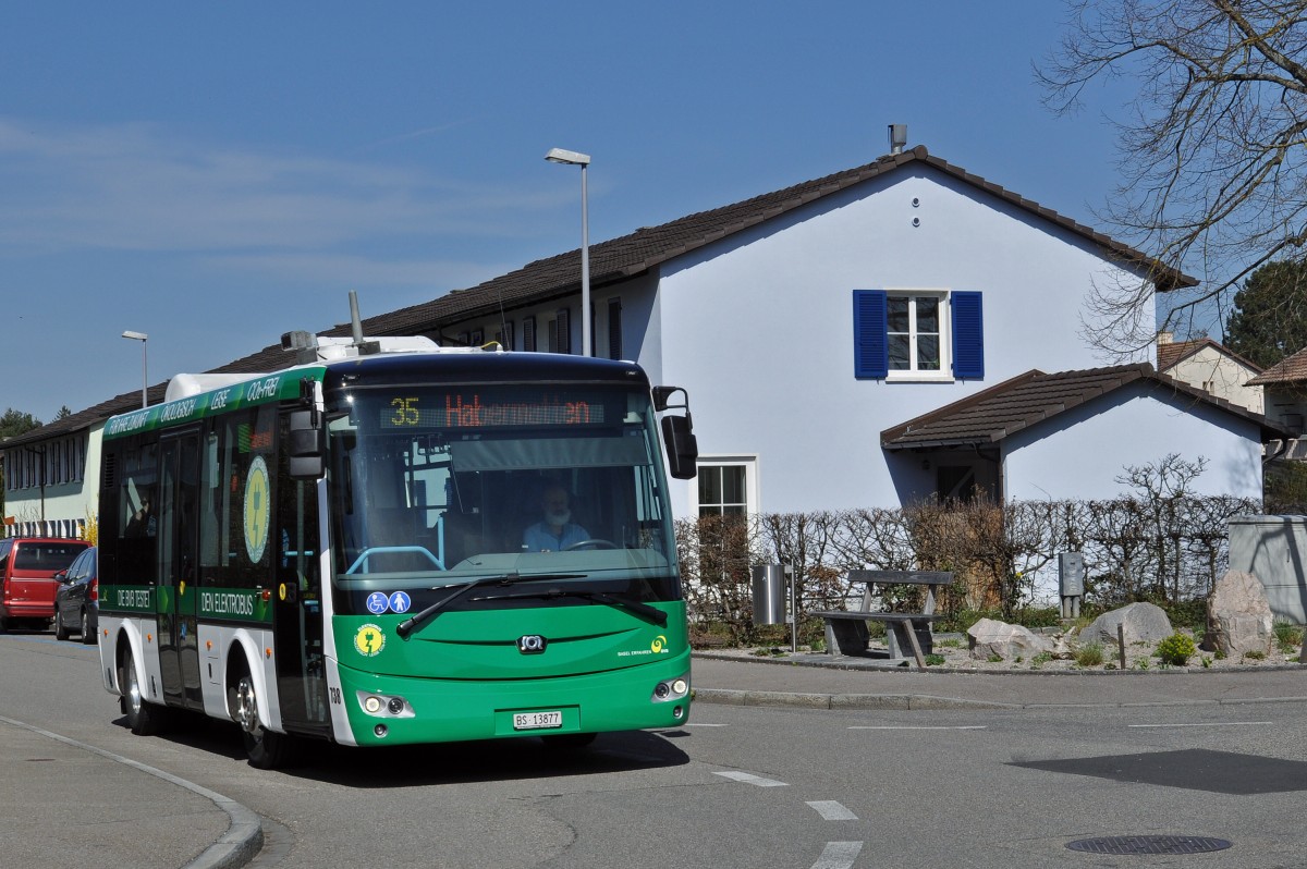 Elektro Testbus SOR EBN 8 wird bei den Basler Verkehrs Betriebe ab dem 1. April 2015 auf den Kleinbuslinien 35 und 45 getestet. Hier fährt der Bus zur Haltestelle Blutrainweg. Die Aufnahme stammt vom 07.04.2015
