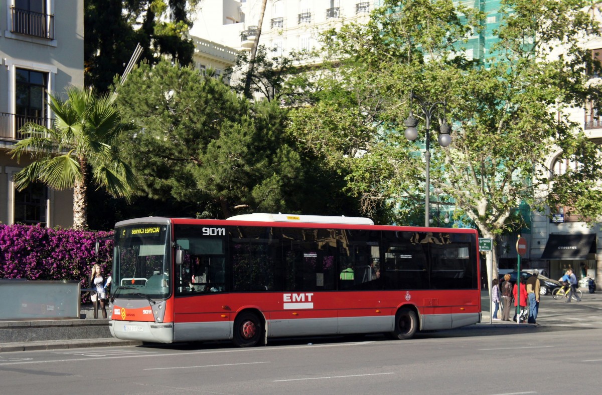 EMT Valencia (Stadtbus): Dennis / Hispano Stadtbus, Wagennummer 9011 in der Carrer de Xàtiva im Zentrum von Valencia. Aufgenommen im Mai 2013. 