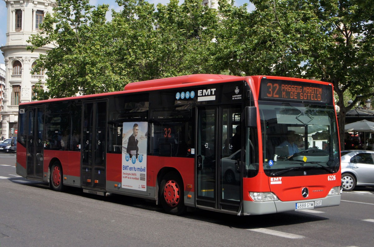 EMT Valencia (Stadtbus): Mercedes-Benz Citaro Facelift, Wagennummer 6226 am Plaça de l'Ajuntament im Zentrum von Valencia. Aufgenommen im Mai 2013. 