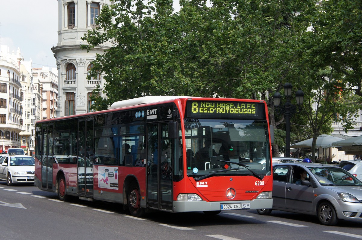 EMT Valencia (Stadtbus): Mercedes-Benz Citaro, Wagennummer 6208 am Plaça de l'Ajuntament im Zentrum von Valencia. Aufgenommen im Mai 2013. 
