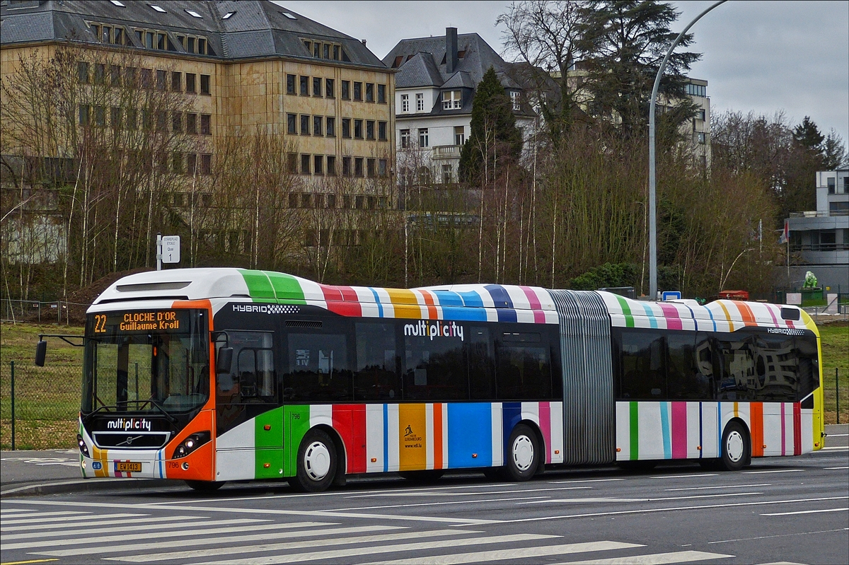 EW 1413, Volvo Hybrid Gelenkbus, an der momentanen Endhaltestelle der Straßenbahn Stäreplatz in der Stadt Luxemburg. 01.19