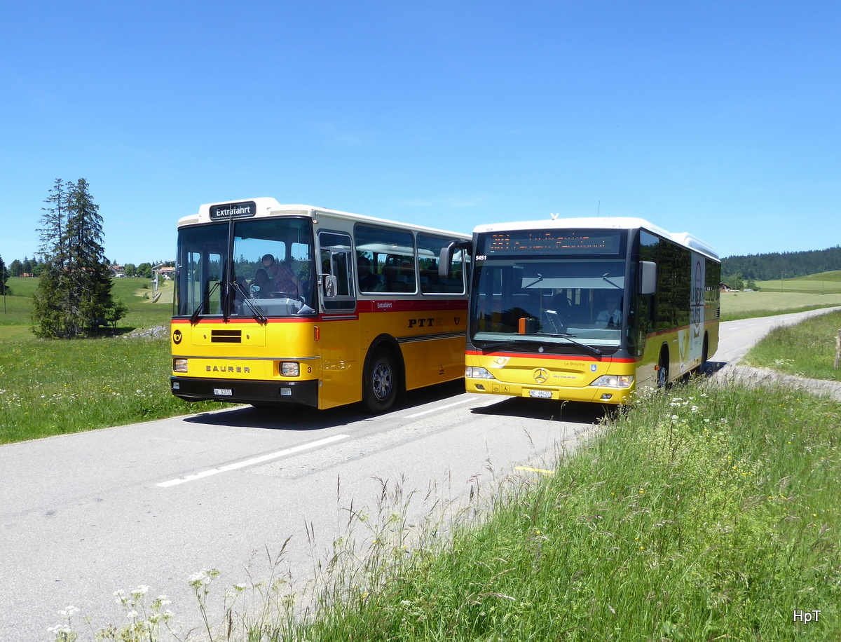 Ex PTT / Postauto - Oldtimer Extrafahrt mit dem Saurer RH 580-25 BE 93915 im Neuenburger Jura unterwegs kurz vor La Brévine wird von Regelkurs einem Mercedes Citaro überholt am 11.056.2017 am 11.06.2017