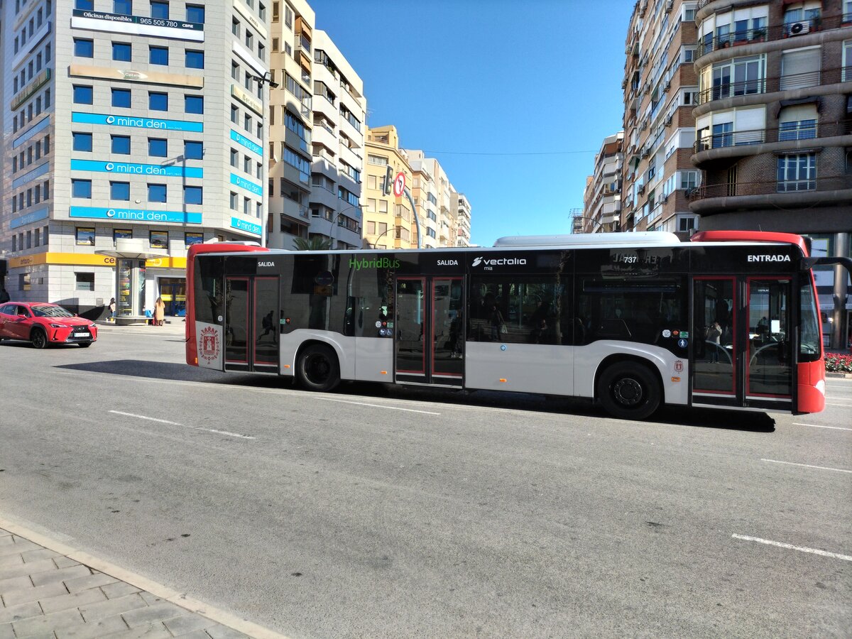 Fabrikneuer Mercedes-Benz Citaro O 530 in der dreitürigen Ausführung, Wagen 737, Firma Masatusa, im Einsatz auf der Linie 5, fährt am Hauptbahnhof in Alicante am 22.11.2023 vorbei.