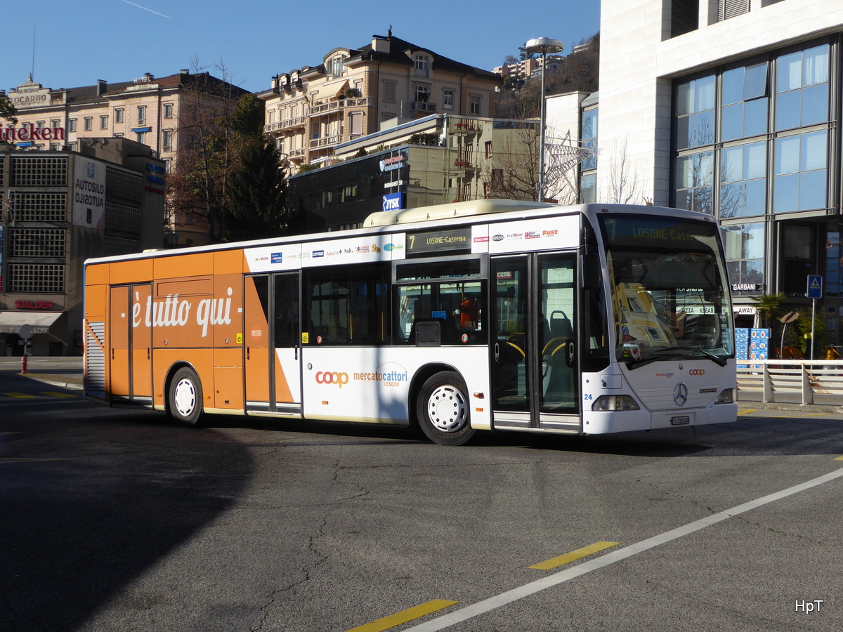 FART - Mercedes Citaro  Nr.24  TI  312424 bei den Bushaltestellen vor dem Bahnhof Locarno am 25.12.2015