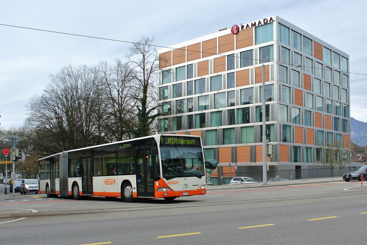 Fasnacht 2017 Solothurn; Der umgeleitete Citaro I G Nr. 30 auf der Linie 4 beim Bahnhof Solothurn. Die Citaro I G 30-32 gehren zu den drei ltesten Citaros in Solothurn und sind nur noch Reserve, 26.02.2017.

