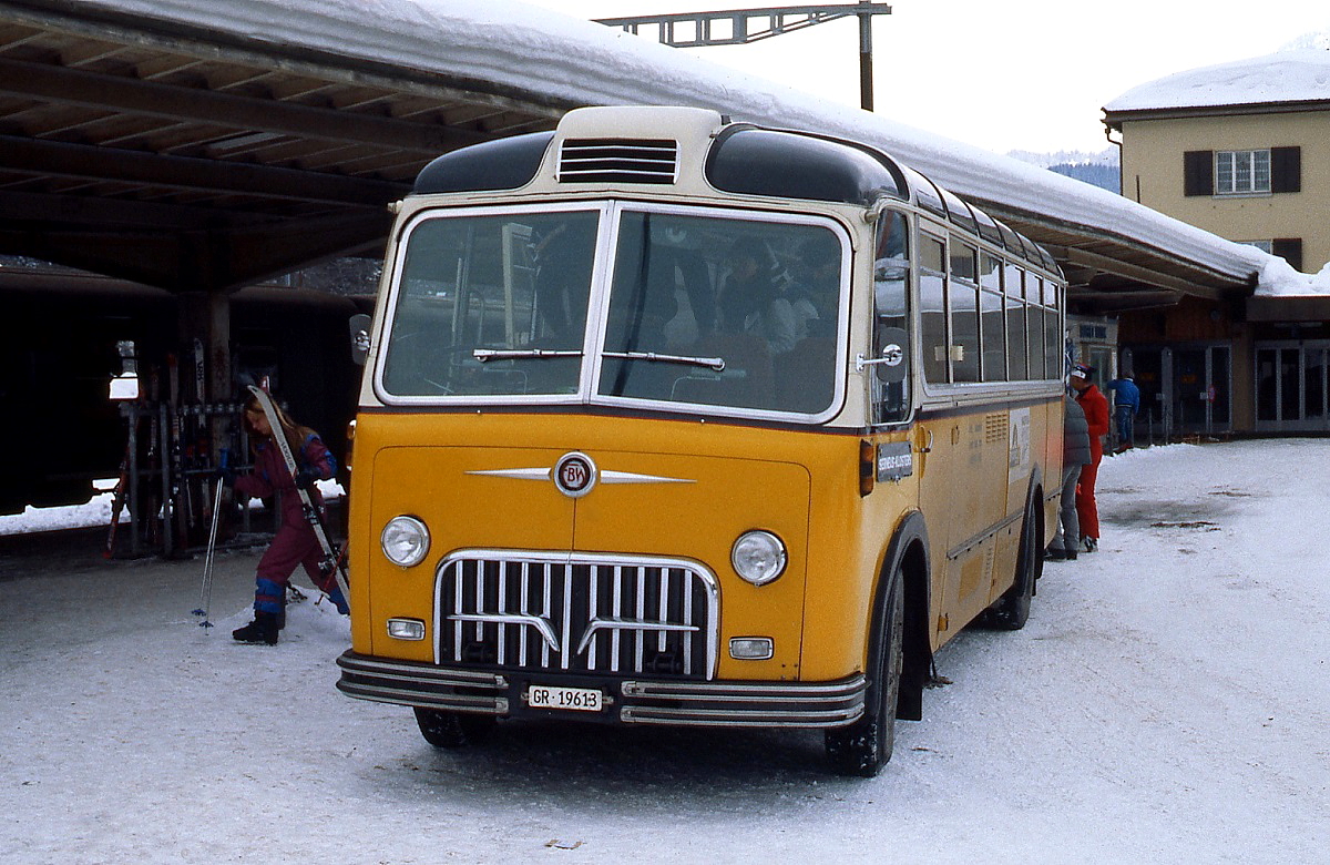 FBW C40U  Haifischmaul  der schweizer Post Anfang der 1980er Jahre vor dem Bahnhof Klosters. Die Firma Franz Brozinevic wurde 1910 in Zürich gegründet und 1978 vom Oerlikon-Bührle-Konzern übernommen, neben LKW und Bussen stellte sie u. a. auch Trolleybusse her.