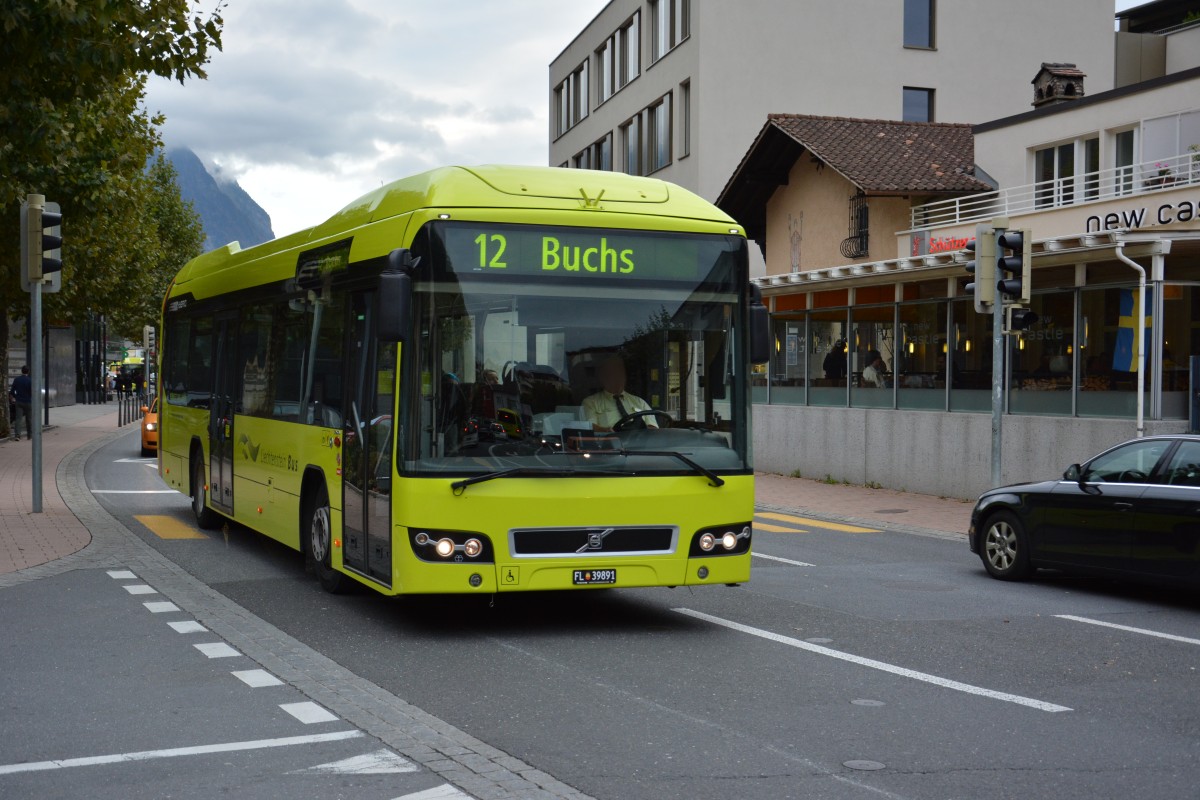 FL-39891 fährt am 08.10.2015 auf der Linie 12 nach Buchs (Schweiz). Aufgenommen wurde ein Volvo 7700 / Vaduz Aeulestrasse.
