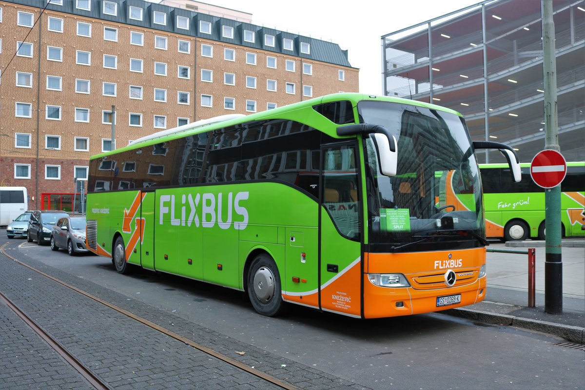 Flixbus Mercedes Benz Tourismo am 27.01.18 in Frankfurt am Main Busbahnhof (Südseite Hbf)