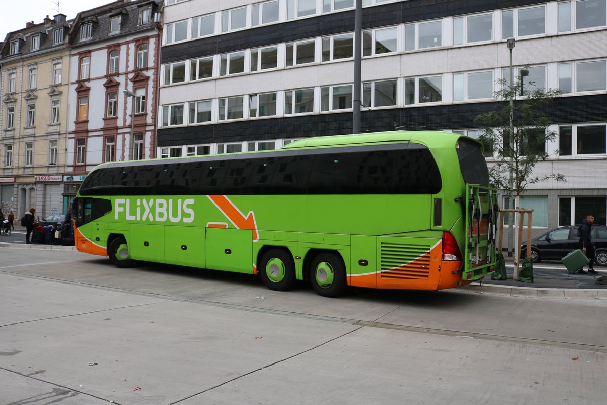 FlixBus Neoplan Starliner am 05.10.19 in Frankfurt am Main