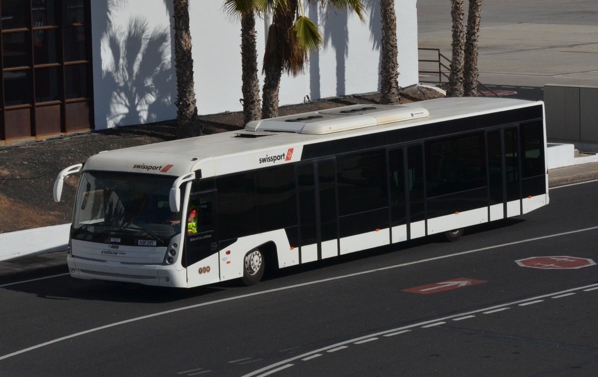 Flugfeldzubringerbus  Cobus 3000 Blackline edition  auf dem Flughafen Arrecife / Lanzarote vom 22.12.15.