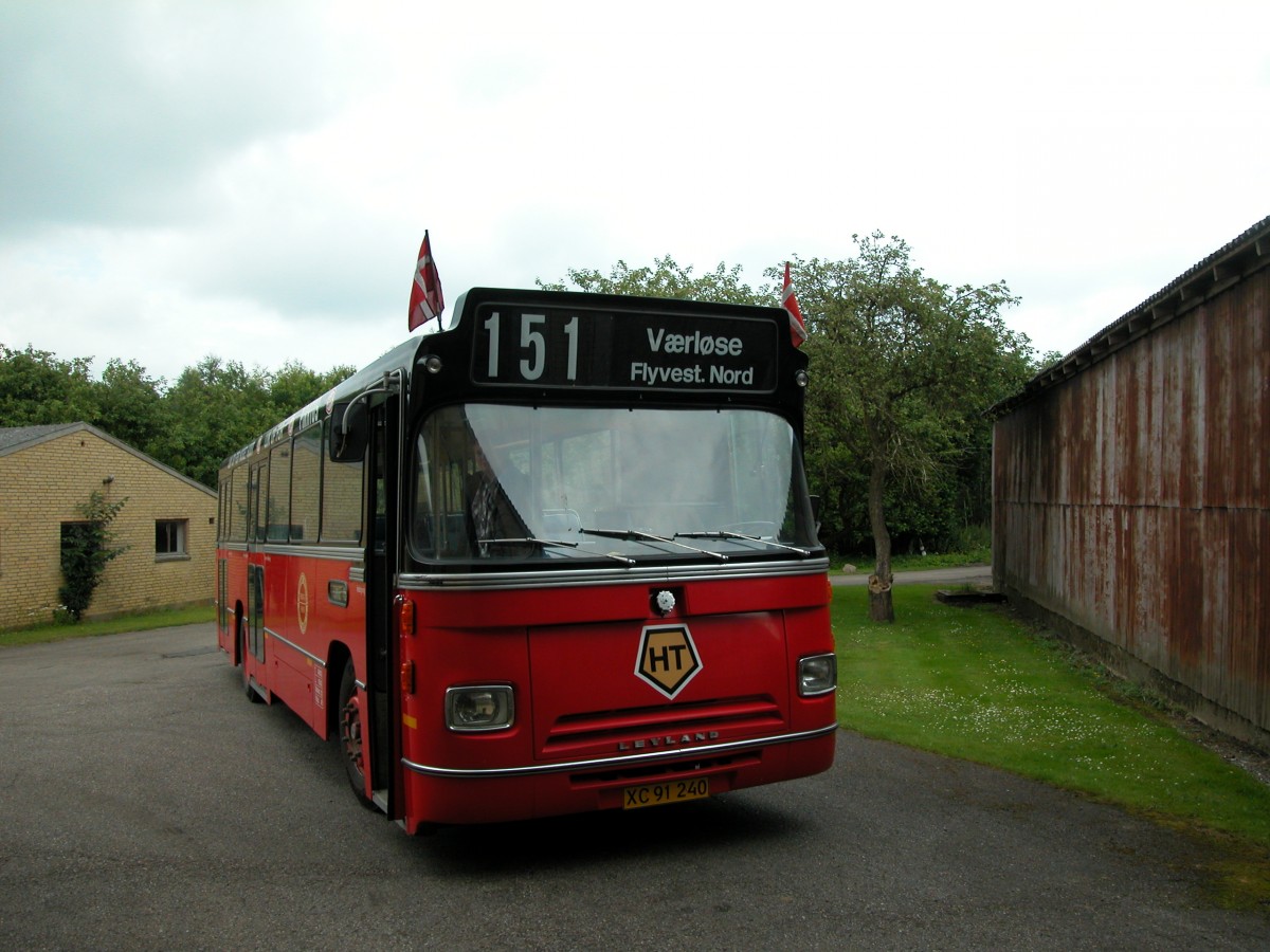 Forenede Rutebiler / Herlev Ruterne Dieselbus 68 (Leyland/DAB-LIDRT 6857 Serie 2 aus dem Jahre 1973; Motor: Leyland 176 PS). Ab 1974 gehörte der Bus dem Verkehrsverbund HT, bei der er die Nummer 3078 bekam. 1986 wurde er aus dem Betrieb genommen und kam zum HT-Museum. Seit 2003 befindet sich dieser Bus in der Sammlung des Dänischen Strassenbahnmuseums. Aufnahmestelle und -datum: Ausserhalb des Museumsgebietes am 7. Juli 2012.