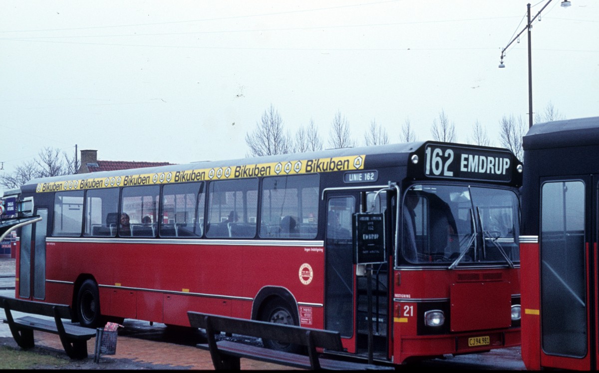 Forenede Rutebiler Buslinie 162 (Leyland/DAB-LIDRT 6857/2 Serie 2 21 - CJ 94.981) Gladsaxe Trafikplads (: Busbahnhof) am 29. Dezember 1973.