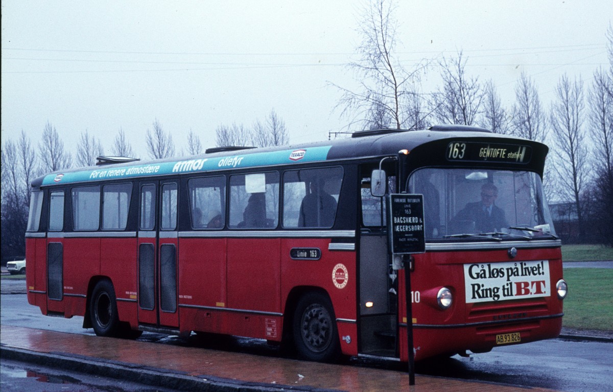 Forenede Rutebiler Buslinie 163 (Leyland/DAB-LIDRT 1/2 Serie 1 10 - AB 93.826) Gladsaxe Trafikplads (: Busbahnhof) am 29. Dezember 1973.