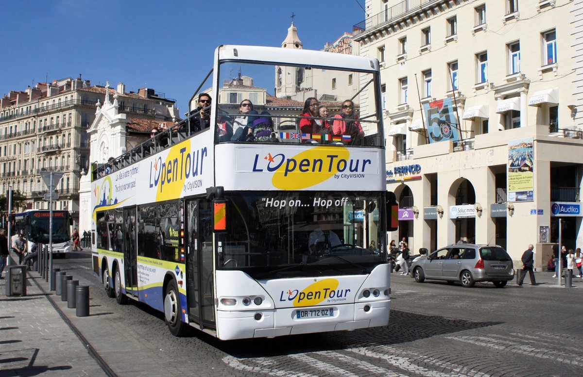 Frankreich / Sightseeing Bus / Stadtrundfahrten Marseille: Neoplan Centroliner  L'Open Tour Marseille , aufgenommen im April 2017 am alten Hafen (Vieux Port) von Marseille.