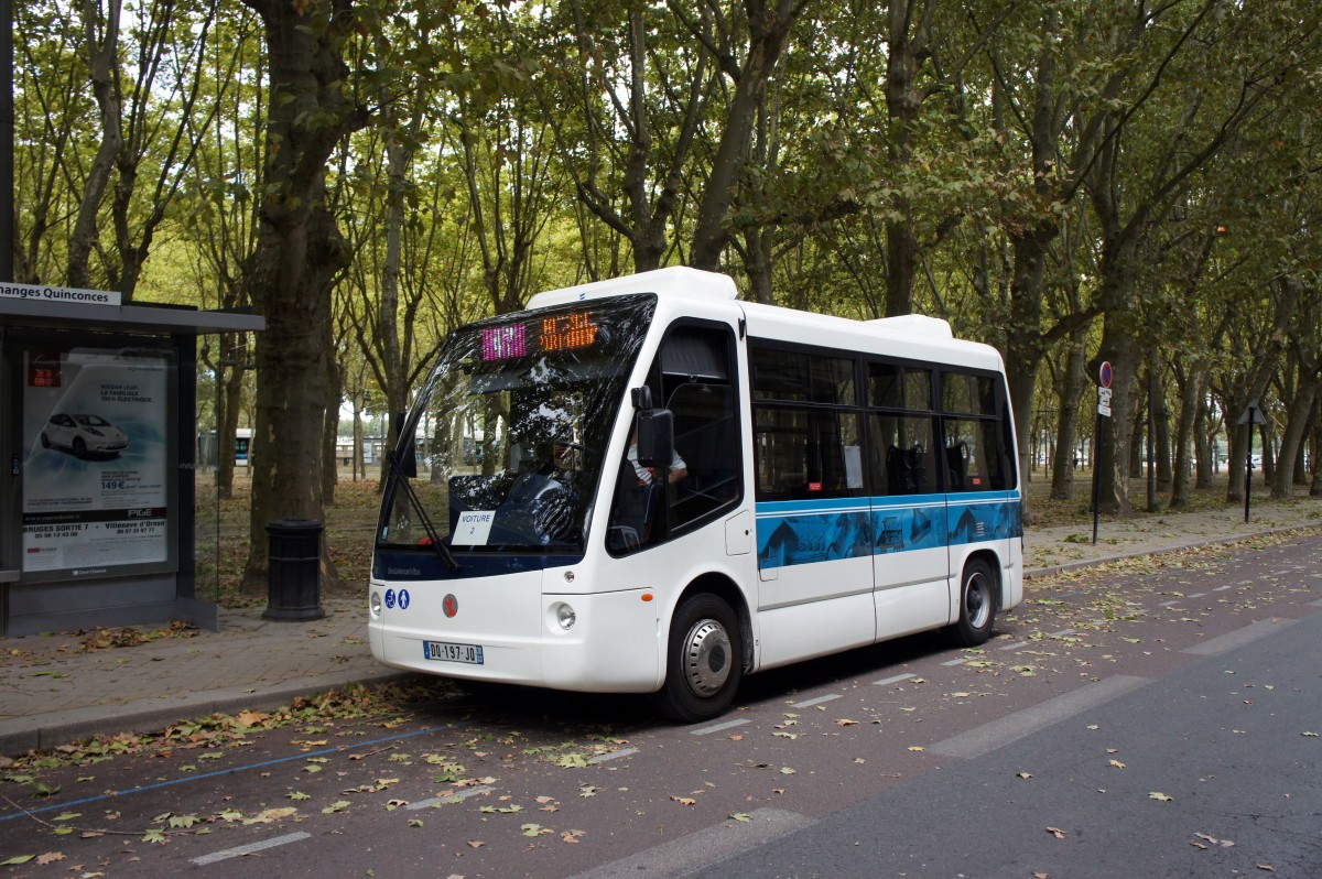 Frankreich / Stadtbus Bordeaux: BredaMenarinibus ZEUS der TBC Bordeaux, aufgenommen im September 2015 an der Haltestelle  Quinconces  in Bordeaux.