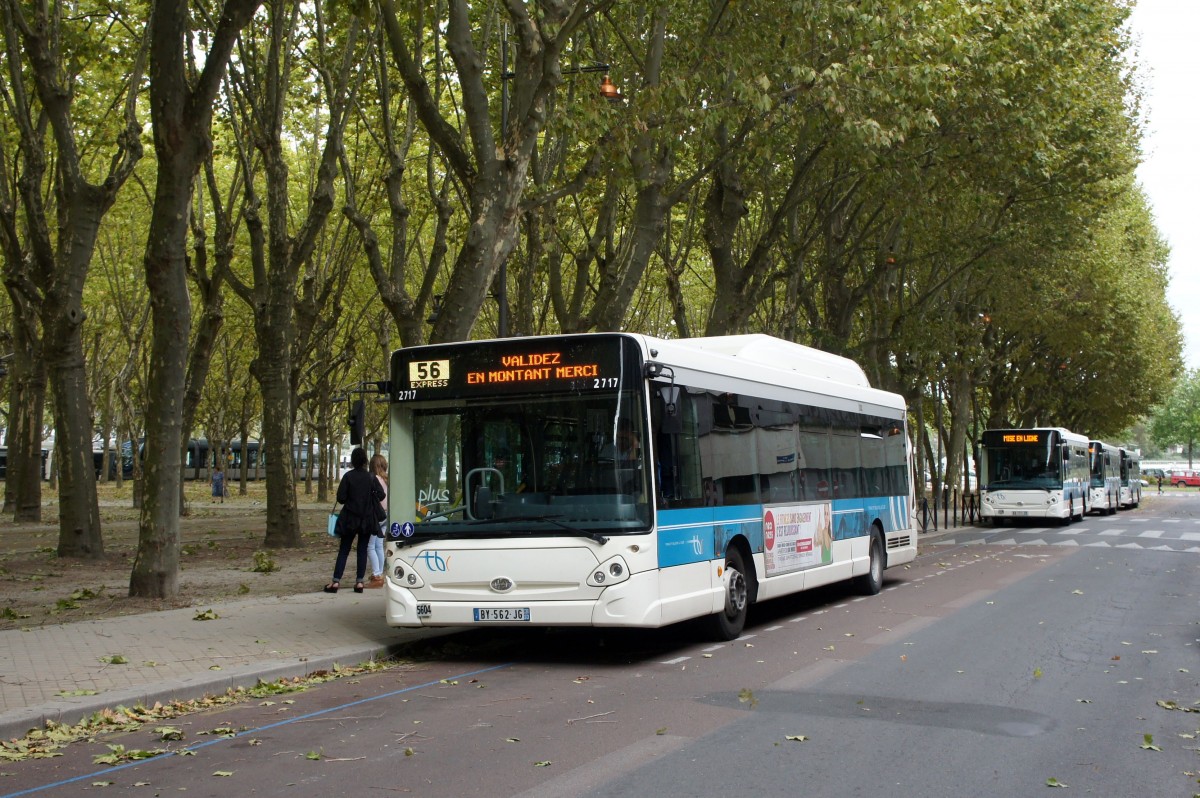 Frankreich / Stadtbus Bordeaux: Heuliez GX 327 GNV (Erdgasbus) der TBC Bordeaux, aufgenommen im September 2015 an der Haltestelle  Quinconces  in Bordeaux.