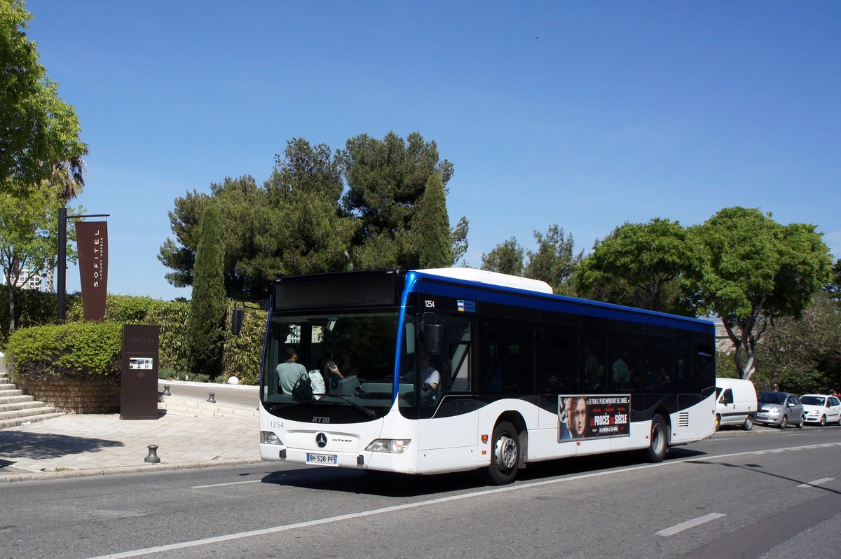 Frankreich / Stadtbus Marseille: Mercedes-Benz Citaro Facelift (Wagen 1254) von RTM (Régie des Transports Metropolitains) Marseille, aufgenommen im April 2017 am alten Hafen (Vieux Port) von Marseille.