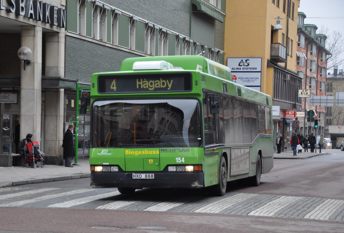 Gamla Uppsala Buss, Uppsala. Neoplan N4016 CNG (Nr.154) in Uppsala, Dragarbrunn. (9.4.2010)