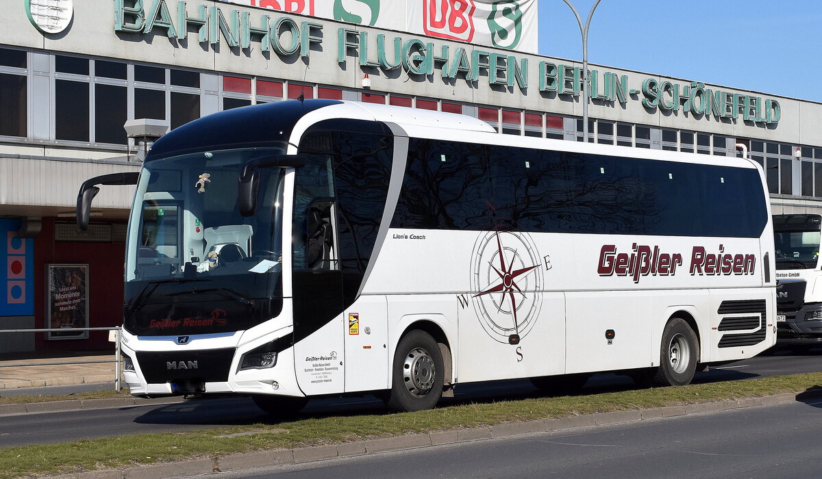 Geißler Reisen GmbH mit einem MAN Lion´s Coach Reisebus am 01.03.23 Flughafen Berlin Schönefeld.