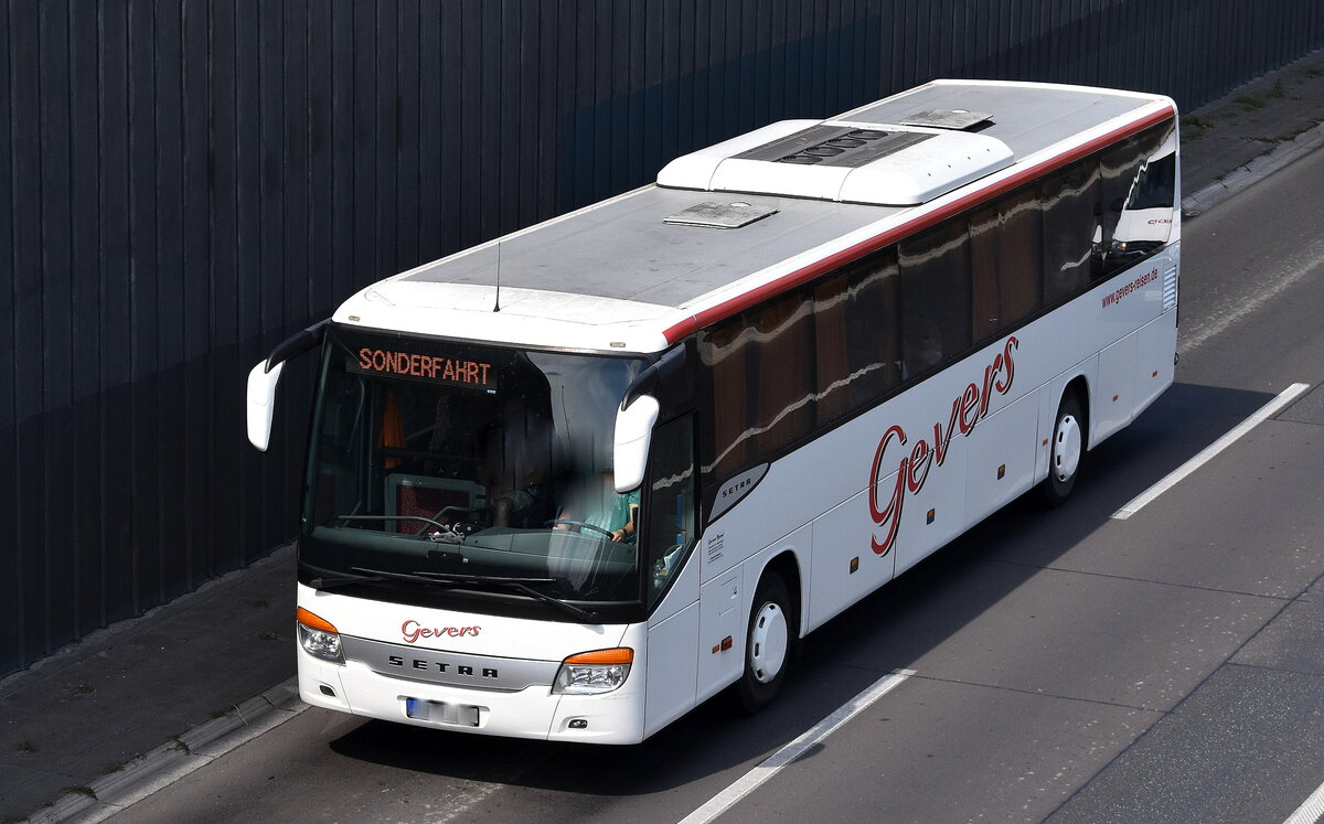 Gevers Reisen mit einem SETRA S 416 UL Reisebus/Überlandbus auf Sonderfahrt am 13.07.23 Berliner Stadtautobahn Höhe Messedamm. 