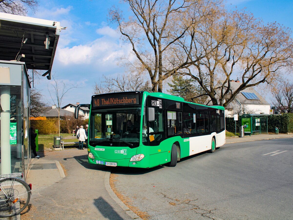 Graz. Am 5. März 2023 war der Wagen 104 der Graz Linien auf der Linie 48 zwischen Graz-Gösting und Thal Kötschberg unterwegs. Ich konnte den Bus kurz vor der Abfahrt in Gösting ablichten.