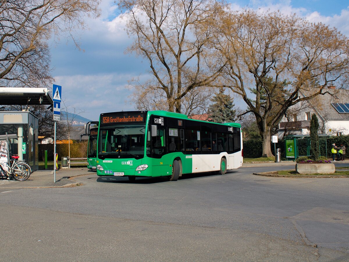 Graz. Am 5. März 2023 war der Wagen 114 der Graz Linien auf der Linie 65A zwischen Gösting und der Grottenhofstraße unterwegs. Ich konnte den Bus kurz vor der Abfahrt in Gösting ablichten.