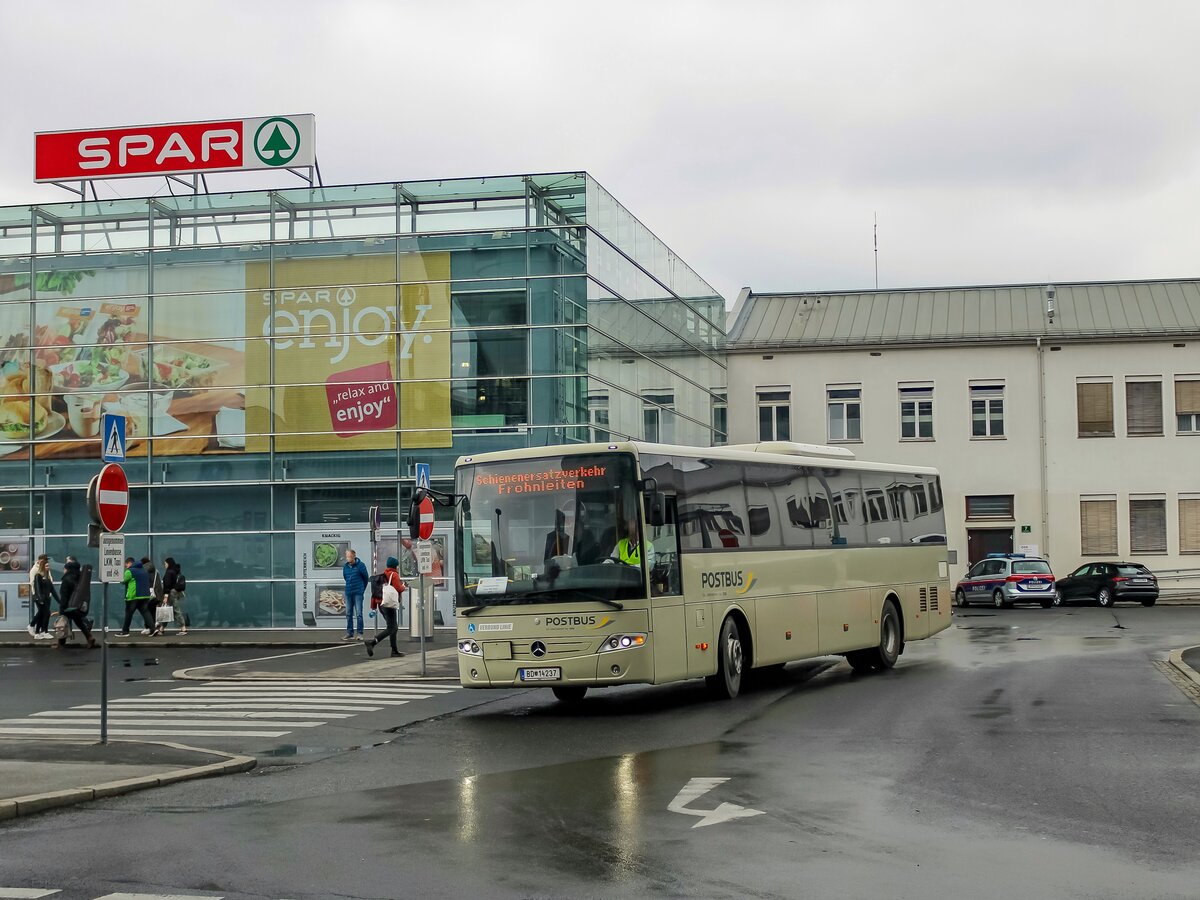 Graz. Am Osterwochenende wurde zwischen Graz und Frohnleiten/Leoben wegen Bauarbeiten ein Schienenersatzverkehr wegen Gleisbauarbeiten eingerichtet. Der Postbus BD 14237 ist hier als SV501 am Europaplatz zu sehen.