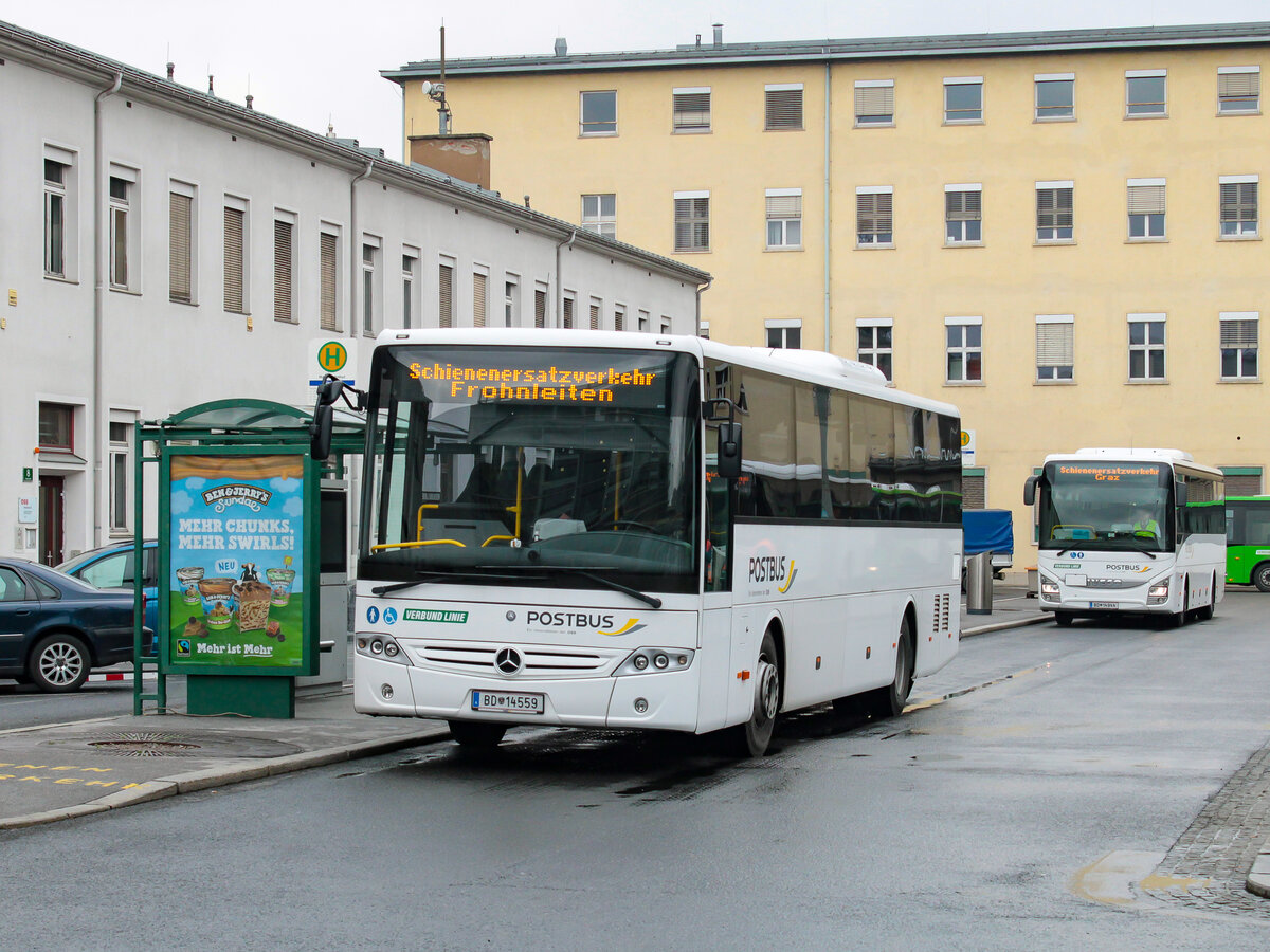 Graz. Am Osterwochenende wurde zwischen Graz und Frohnleiten/Leoben wegen Bauarbeiten ein Schienenersatzverkehr wegen Gleisbauarbeiten eingerichtet. Der Postbus BD 14559 ist hier als SV501 am Europaplatz zu sehen.