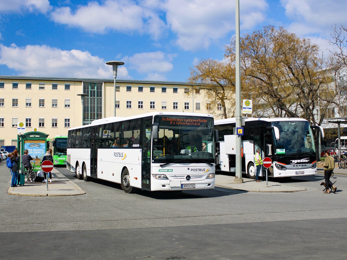 Graz. Am Osterwochenende wurde zwischen Graz und Frohnleiten/Leoben wegen Bauarbeiten ein Schienenersatzverkehr wegen Gleisbauarbeiten eingerichtet. Der Postbus BD 14746 ist hier als SV501 am Europaplatz zu sehen.