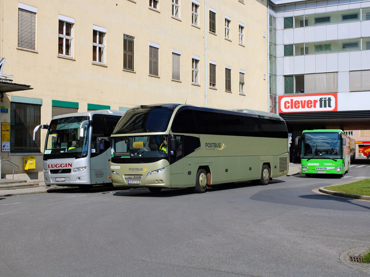 Graz. Am Osterwochenende wurde zwischen Graz und Frohnleiten/Leoben wegen Bauarbeiten ein Schienenersatzverkehr wegen Gleisbauarbeiten eingerichtet. Der Postbus BD 12739 ist hier als SV501 am Europaplatz zu sehen.