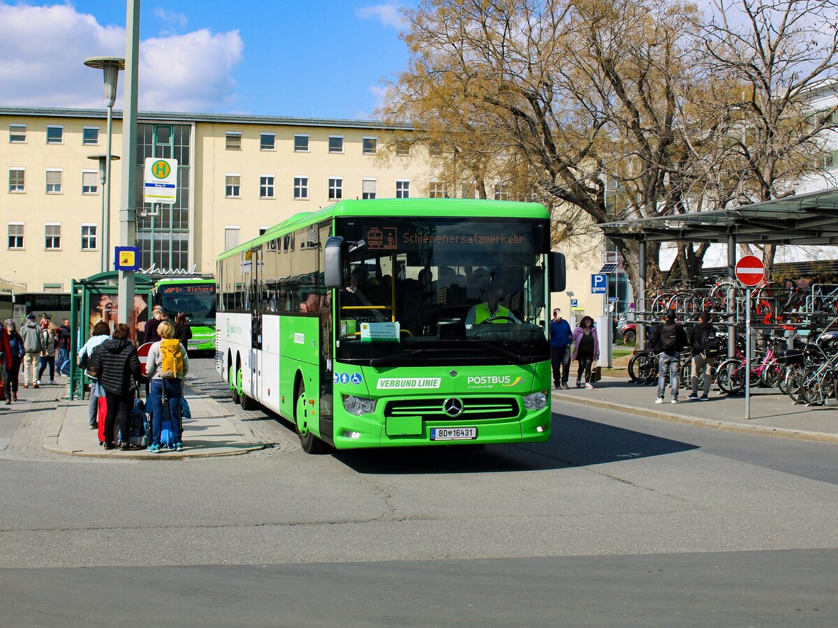Graz. Am Osterwochenende wurde zwischen Graz und Frohnleiten/Leoben wegen Bauarbeiten ein Schienenersatzverkehr wegen Gleisbauarbeiten eingerichtet. Der Postbus BD 16431 ist hier als SV501 am Europaplatz zu sehen.