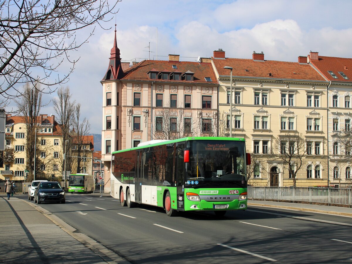 Graz. Der Wagen 81 der GKB war am 03.03.2023 als Dienstfahrt unterwegs, hier auf der Augartenbrücke.