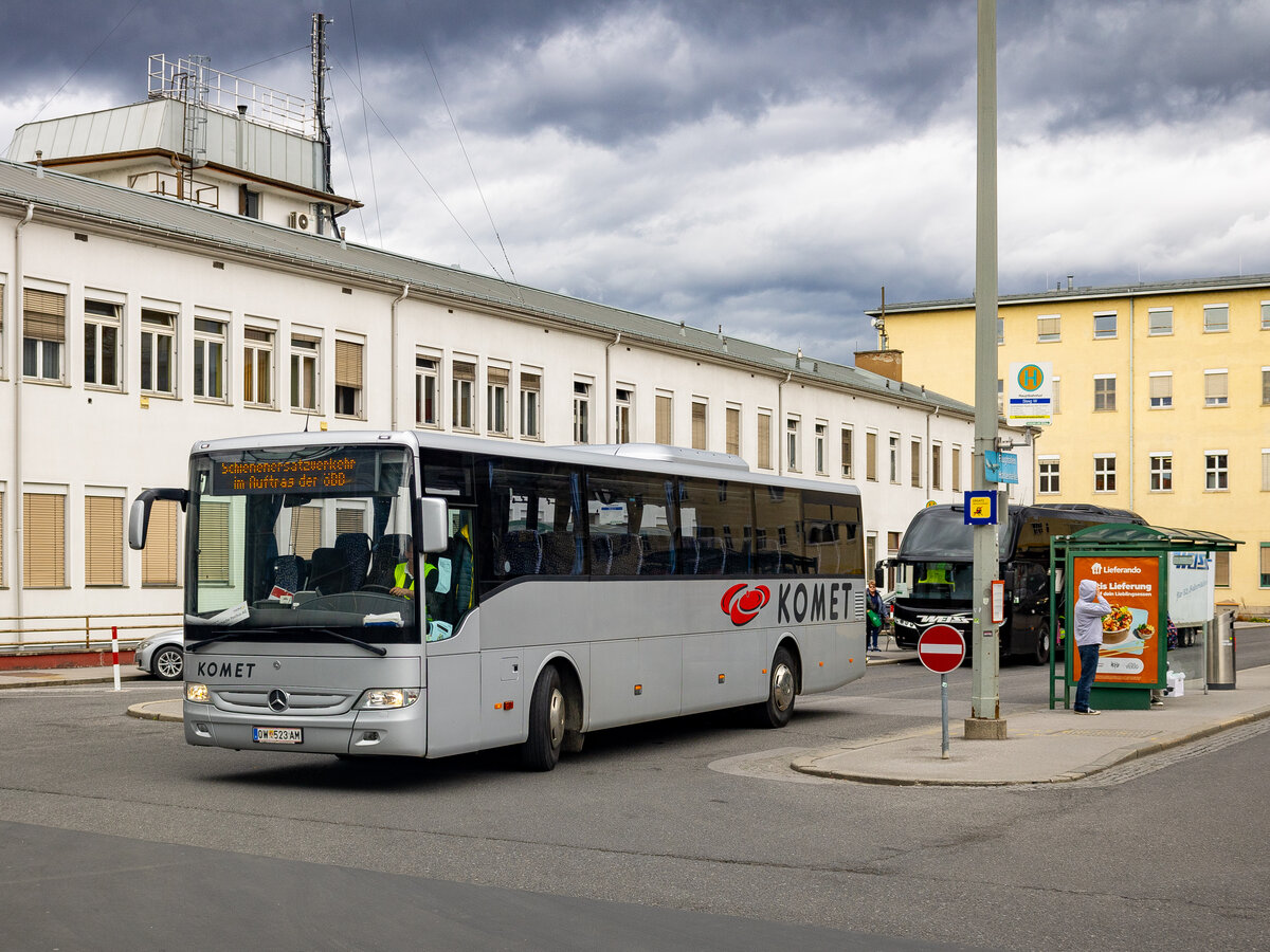 Graz. Grauer Bus, grauer Himmel: Ein Tourismo RH der Firma Komet fährt hier am 28.03.2024 als SEV530 am Grazer Hauptbahnhof in Richtung Gleisdorf ab.