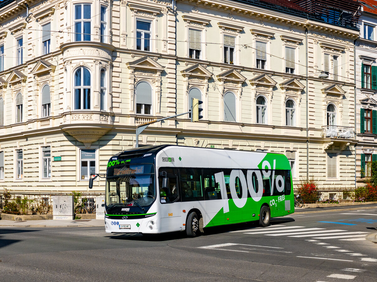Graz. Wagen 940 der Graz Linien, ein Hyundai ELEC CITY Fuel Cell, ist hier am 20.03.2024 als Linie 39 bei der Haltestelle Wormgasse zu sehen.